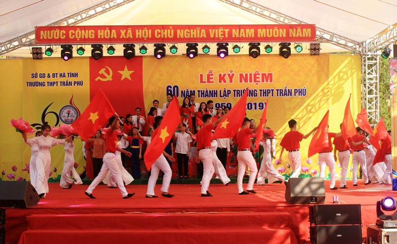 Văn nghệ chào mừng.