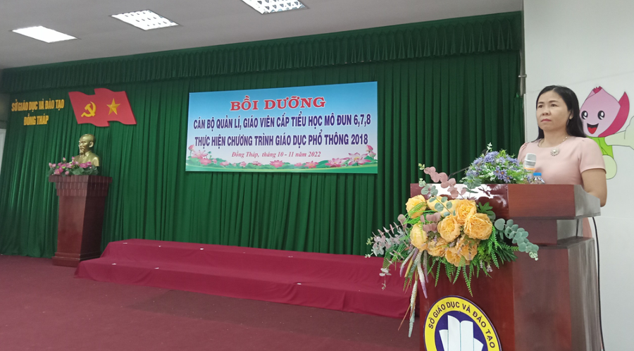 Bà Ngô Thúy Anh, Trưởng Phòng Giáo dục Mầm non - Tiểu học (Sở GD&ĐT) triển khai các nội dung trong lớp bồi dưỡng. Bà Ngô Thúy Anh, Trưởng Phòng Giáo dục Mầm non - Tiểu học (Sở GD&ĐT) triển khai các nội dung trong lớp bồi dưỡng.