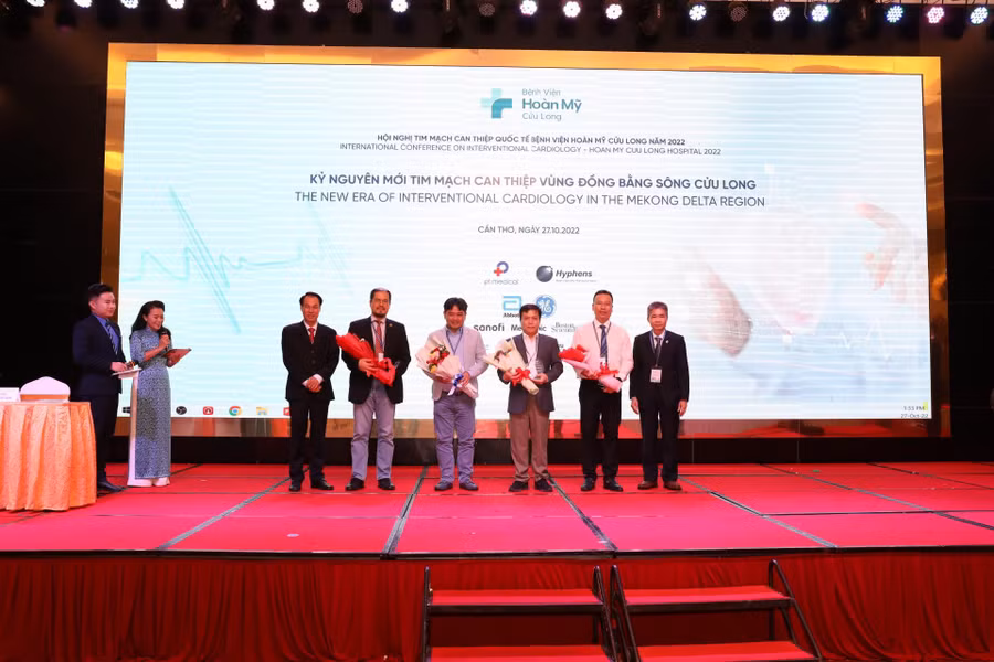 Đại diện bệnh viện tặng hoa cho chuyên gia tại hội nghị.