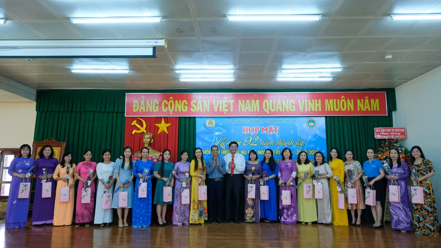 Nữ cán bộ quản lý, giáo viên quận Ninh Kiều nhận quà ngày Phụ nữ Việt Nam.