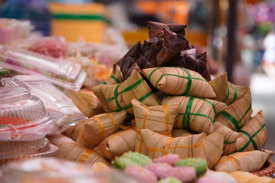 Các loại bánh dân gian được trình bày đẹp mắt.