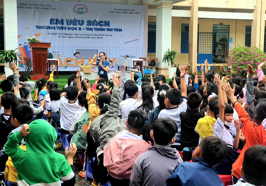 Giao lưu tặng sách cho học sinh Trường Tiểu học B thị trấn Tri Tôn (huyện Tri Tôn, tỉnh An Giang).