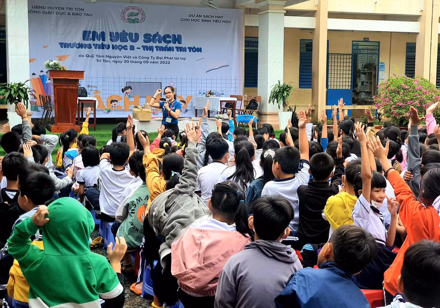 Giao lưu tặng sách cho học sinh Trường Tiểu học B thị trấn Tri Tôn (huyện Tri Tôn, tỉnh An Giang).