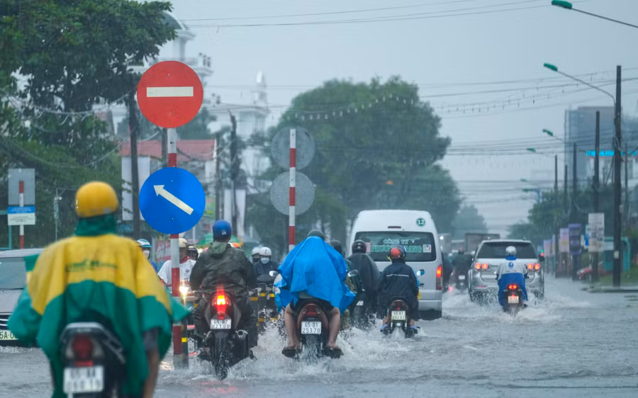 Tuyến đường Cách mạng tháng 8, quận Bình Thuỷ ngập sâu. Tuyến đường Cách mạng tháng 8, quận Bình Thuỷ ngập sâu.