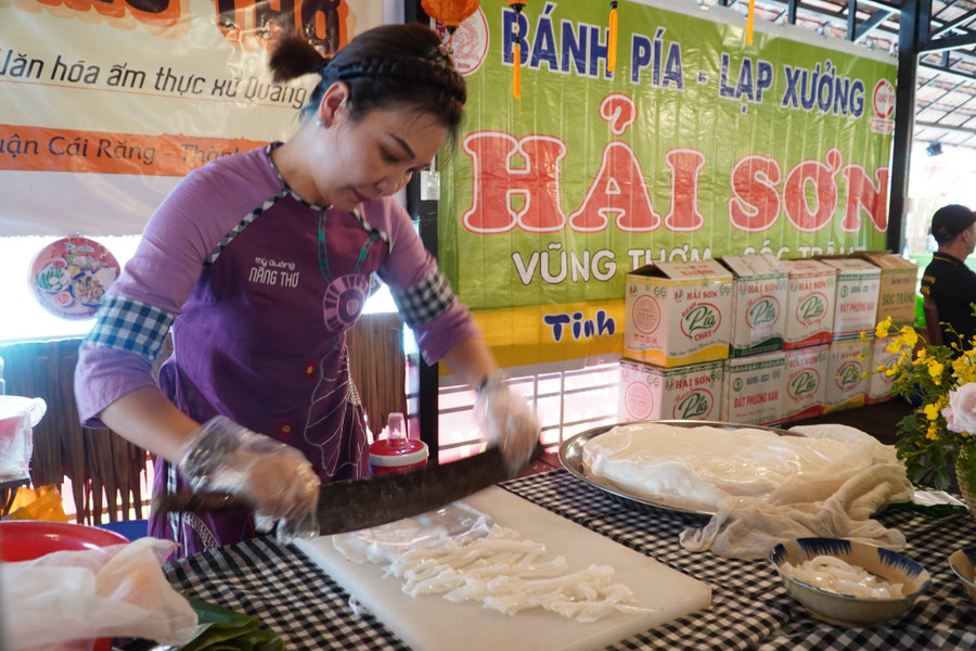 Không chỉ được ăn ngon du khách còn được tận mắt thấy quy trình làm mì Quảng. Không chỉ được ăn ngon du khách còn được tận mắt thấy quy trình làm mì Quảng.