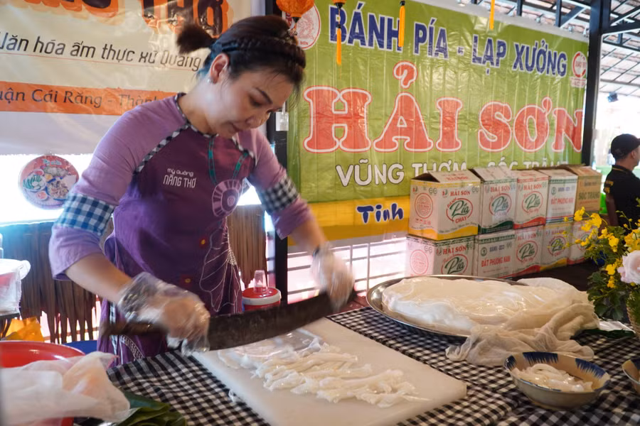 Không chỉ được ăn ngon du khách còn được tận mắt thấy quy trình làm mì Quảng.