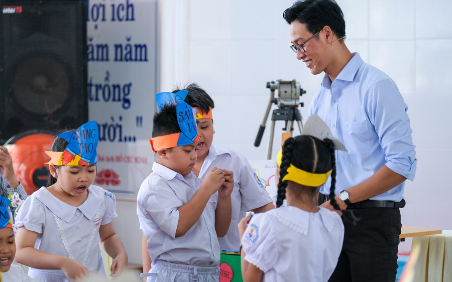 Thầy và trò Trường Tiểu học Ngô Quyền (quận Ninh Kiều) tổ chức tiết học mẫu áp dụng giáo dục STEM vào môn học.