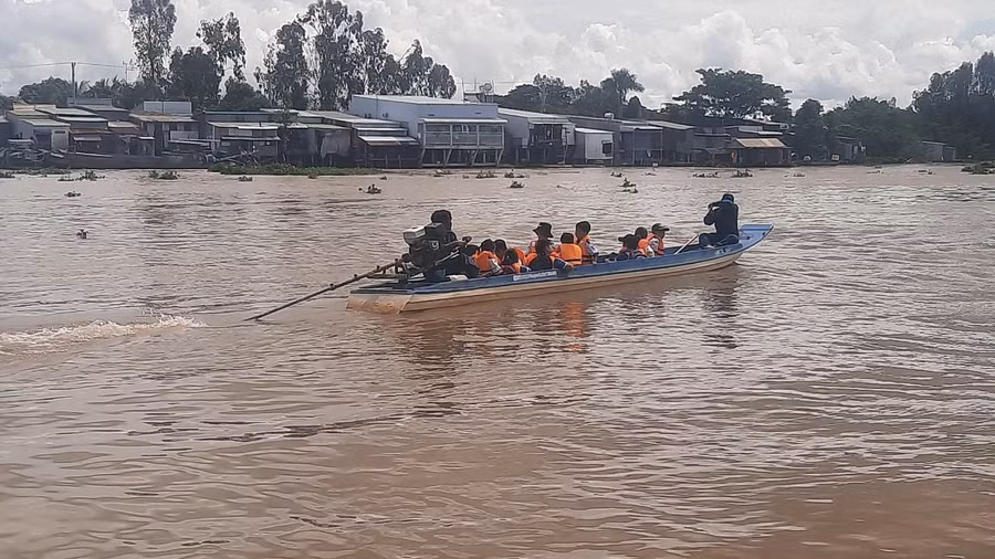 Dùng vỏ lãi đưa rước học sinh đi học tại các xã vùng đầu nguồn biên giới.