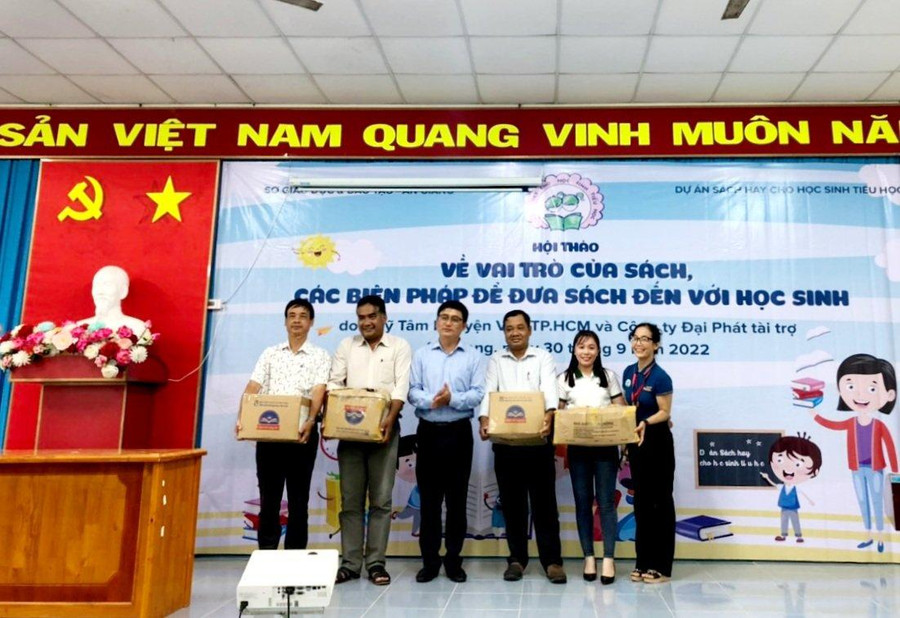 Ban dự án trao tặng 21.081 quyển sách cho các huyện Tri Tôn, Tịnh Biên, An Phú và thị xã Tân Châu