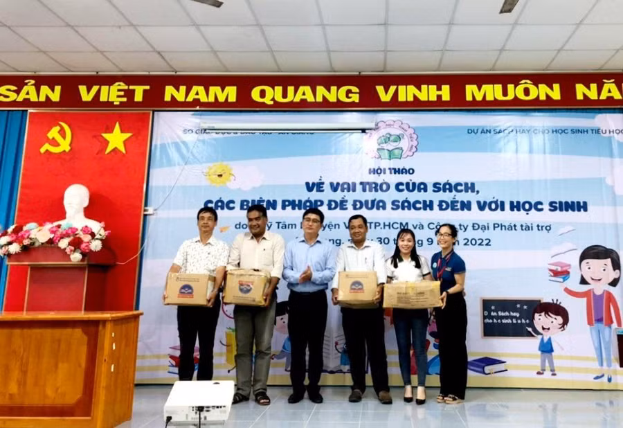 Ban dự án trao tặng 21.081 quyển sách cho các huyện Tri Tôn, Tịnh Biên, An Phú và thị xã Tân Châu