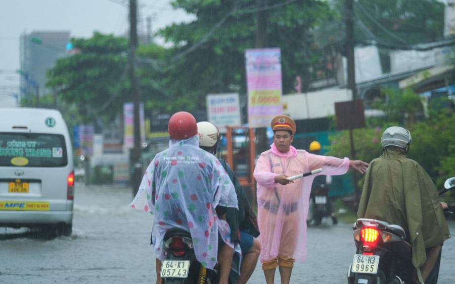 Từ rất sớm lực lượng công an quận Bình Thuỷ đã có mặt tại một số điểm nóng để hướng dẫn, phân luồng di chuyển tránh đoạn ngập. Từ rất sớm lực lượng công an quận Bình Thuỷ đã có mặt tại một số điểm nóng để hướng dẫn, phân luồng di chuyển tránh đoạn ngập.