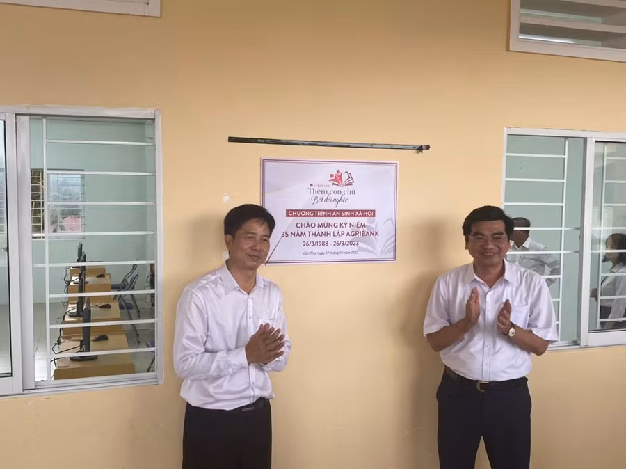 Đại diện lãnh đạo Sở và nhà tài trợ làm nghi thức đón nhận tài trợ.