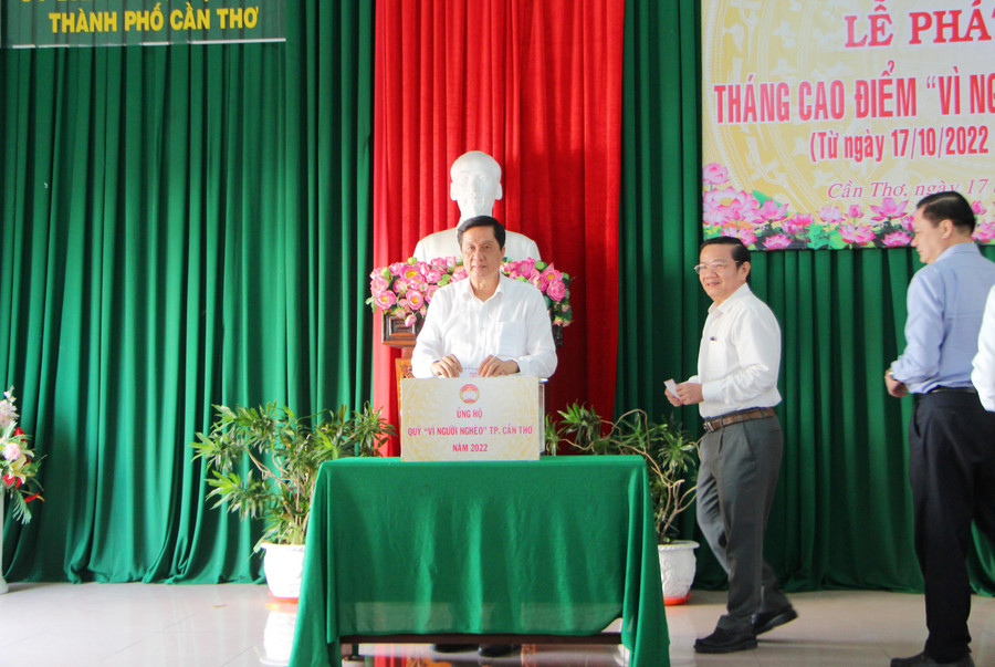 Đại diện lãnh đạo thành phố ủng hộ Quỹ "Vì người nghèo" tại lễ phát động.