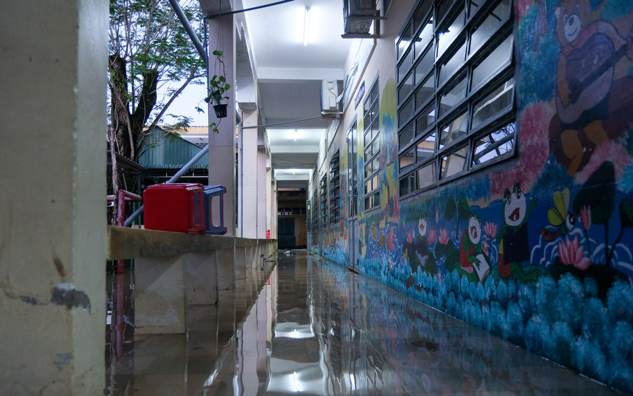 Nước dâng tràn vào lớp học Trường TH Bình Thuỷ, quận Bình Thuỷ.