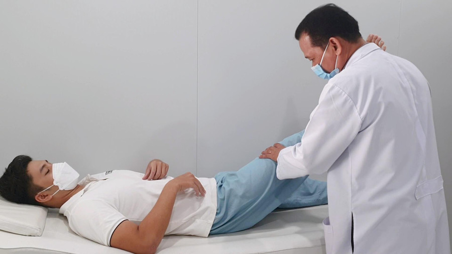 Bác sĩ thực hiện vật lý trị liệu. Bác sĩ thực hiện vật lý trị liệu.