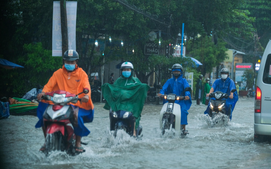 Việc di chuyển của người dân gặp nhiều khó khăn do ngập sâu. Việc di chuyển của người dân gặp nhiều khó khăn do ngập sâu.