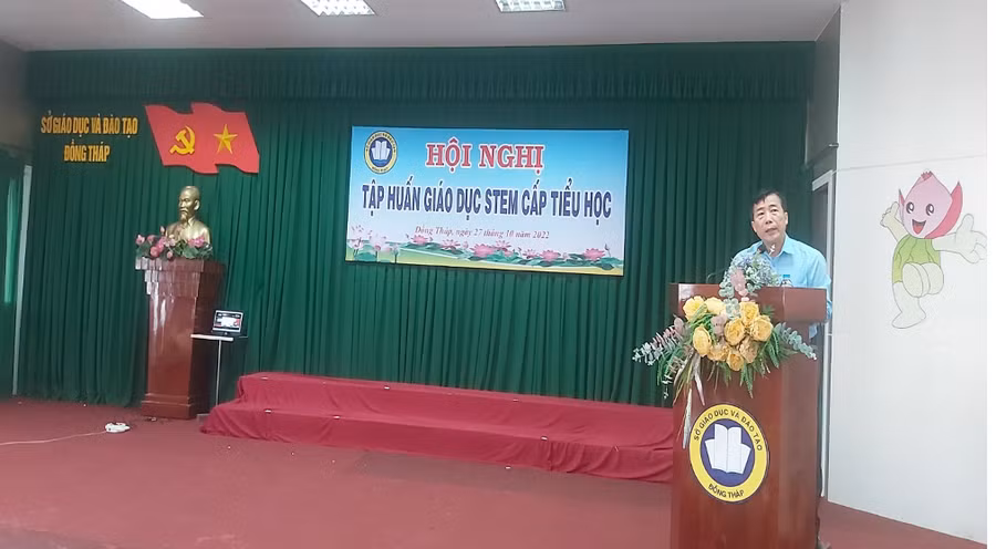 Ông Nguyễn Minh Tâm, Phó Giám đốc Sở GD&ĐT Đồng Tháp phát biểu tại hội nghị tập huấn.