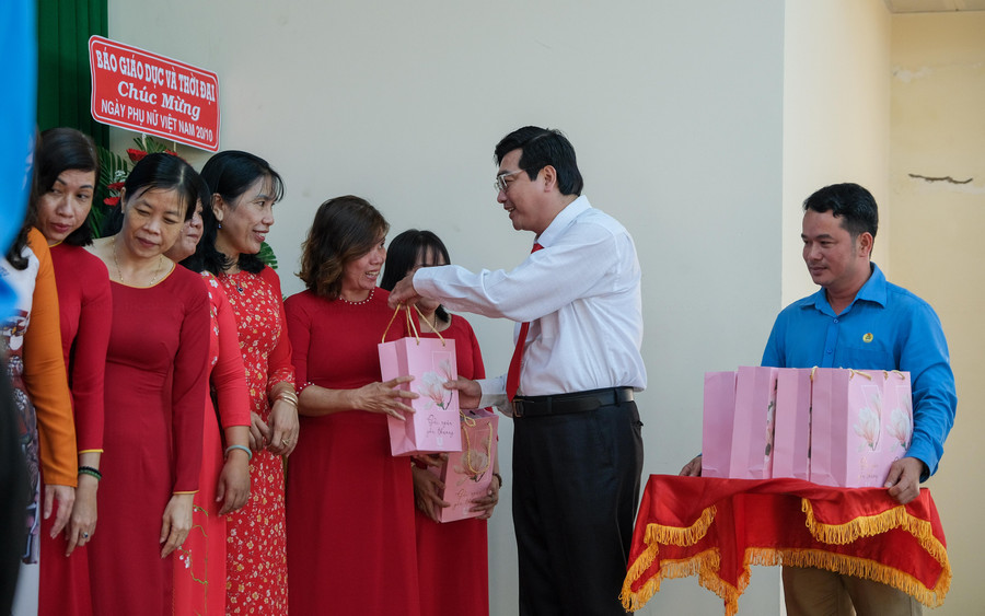 Lãnh đạo Sở GD&amp;ĐT tặng quà chúc mừng cho các đồng chí nữ cán bộ quản lý, giáo viên ngành giáo dục thành phố.