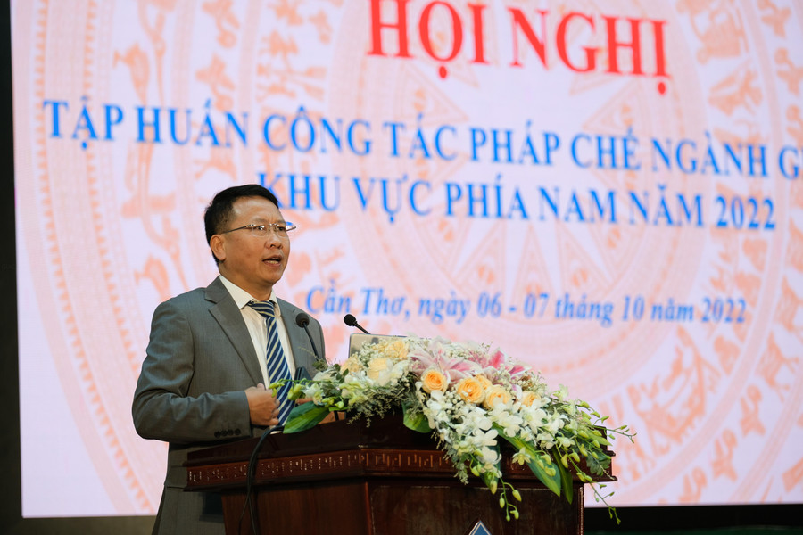 TS Trần Văn Đạt - quyền Vụ trưởng Vụ Pháp chế báo cáo tại hội nghị. TS Trần Văn Đạt - quyền Vụ trưởng Vụ Pháp chế báo cáo tại hội nghị.