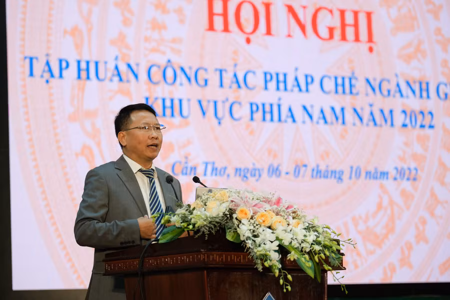 TS Trần Văn Đạt - quyền Vụ trưởng Vụ Pháp chế báo cáo tại hội nghị.