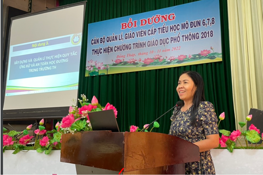 Bà Ngô Thúy Anh, Trưởng phòng Giáo dục Mầm non - Tiểu học, Sở GD&ĐT Đồng Tháp, báo cáo viên triển khai các nội dung tại lớp bồi dưỡng. Bà Ngô Thúy Anh, Trưởng phòng Giáo dục Mầm non - Tiểu học, Sở GD&ĐT Đồng Tháp, báo cáo viên triển khai các nội dung tại lớp bồi dưỡng.