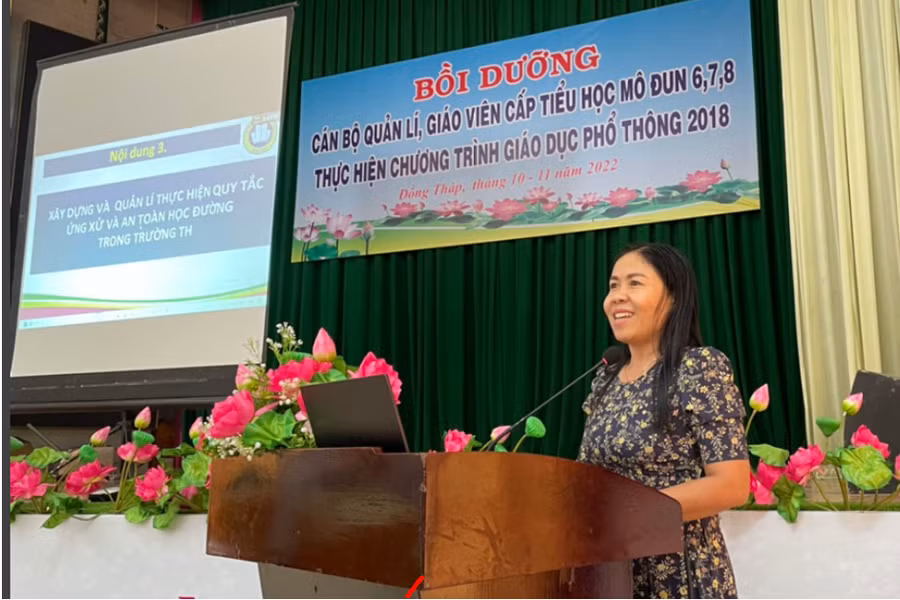 Bà Ngô Thúy Anh, Trưởng phòng Giáo dục Mầm non - Tiểu học, Sở GD&ĐT Đồng Tháp, báo cáo viên triển khai các nội dung tại lớp bồi dưỡng.