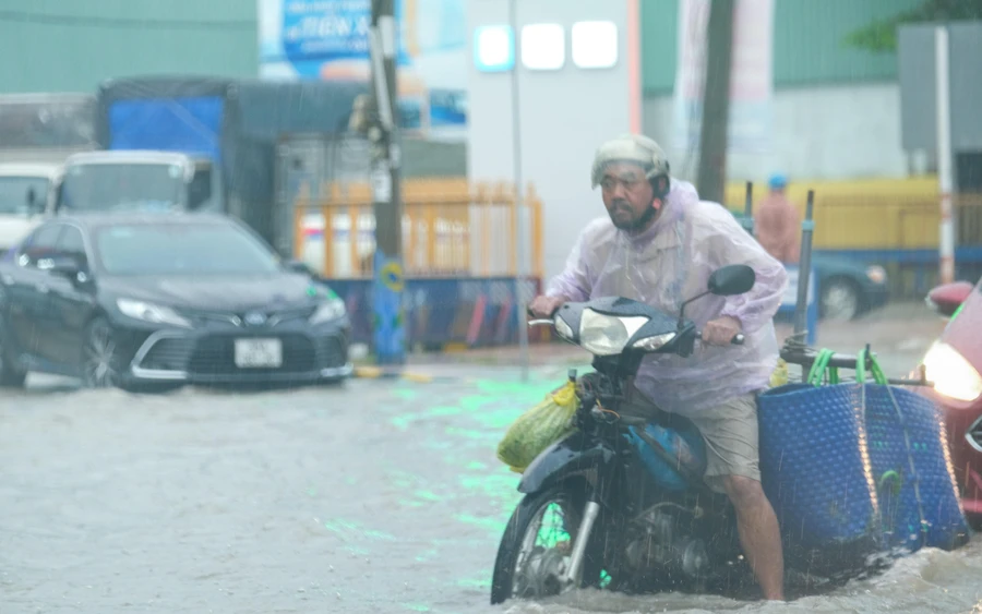 Nhiều tuyến đường ở Cần Thơ ngập nặng gây khó khăn cho người dân di chuyển.