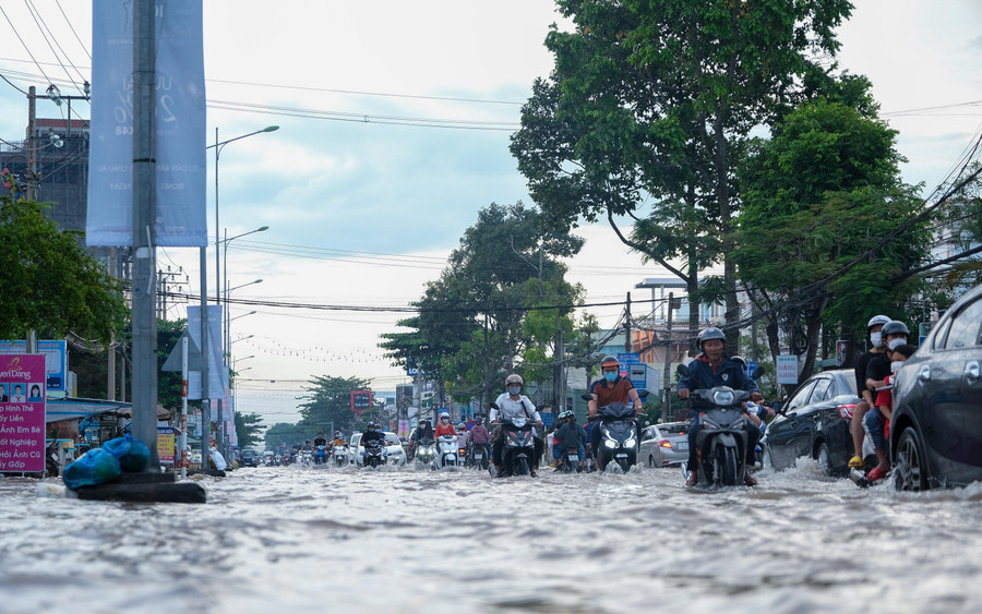 Nước triều bắt đầu dâng qua cửa cống tràn lên, nhiều tuyến đường ở Cần Thơ ngập sâu trong nước.