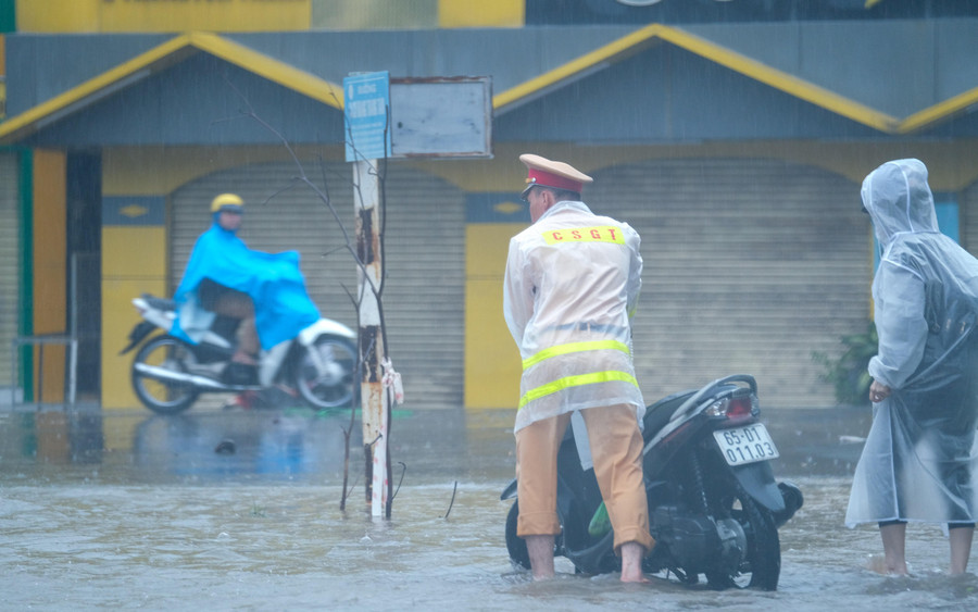 Cảnh sát giao thông hỗ trợ người dân. Cảnh sát giao thông hỗ trợ người dân.