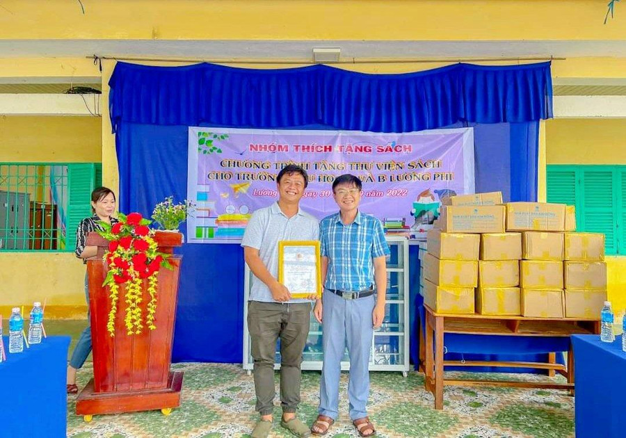 Nhóm Thích Tặng Sách trao tặng sách cho học sinh khó khăn 2 Trường Tiểu học A, Trường Tiểu học B Lương Phi (huyện Tri Tôn, tỉnh An Giang). Nhóm Thích Tặng Sách trao tặng sách cho học sinh khó khăn 2 Trường Tiểu học A, Trường Tiểu học B Lương Phi (huyện Tri Tôn, tỉnh An Giang).