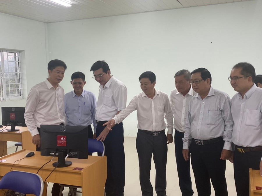Các đại biểu tham quan phòng máy tính do Ngân hàng Nông nghiệp và Phát triển Nông thôn, Chi nhánh Cần Thơ II tài trợ. Các đại biểu tham quan phòng máy tính do Ngân hàng Nông nghiệp và Phát triển Nông thôn, Chi nhánh Cần Thơ II tài trợ.