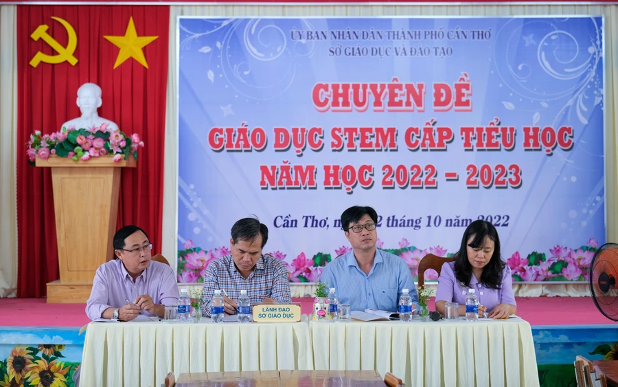 Lãnh đạo sở trao đổi với các đơn vị về công tác triển khai thí điểm giáo dục STEM cấp tiểu học