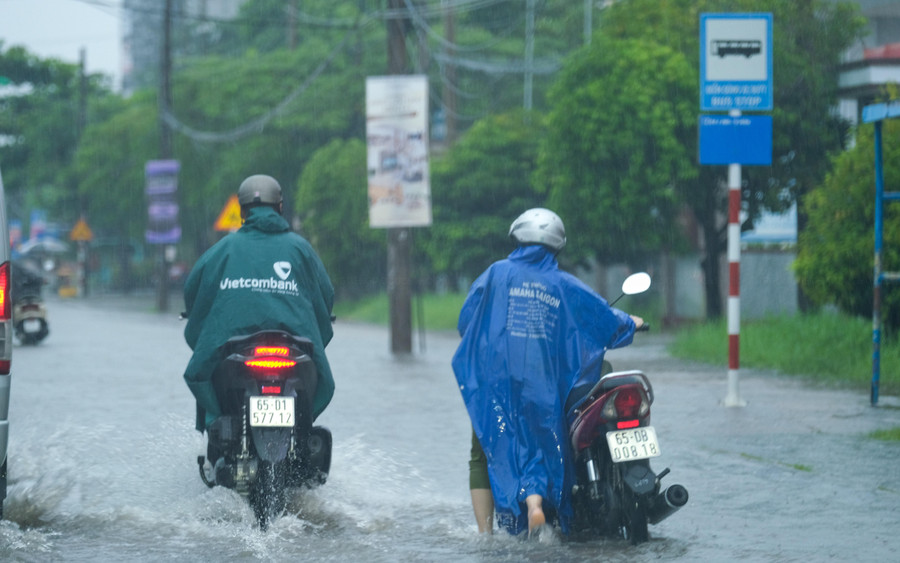 Xe người dân bị tắt máy do ngập. Xe người dân bị tắt máy do ngập.