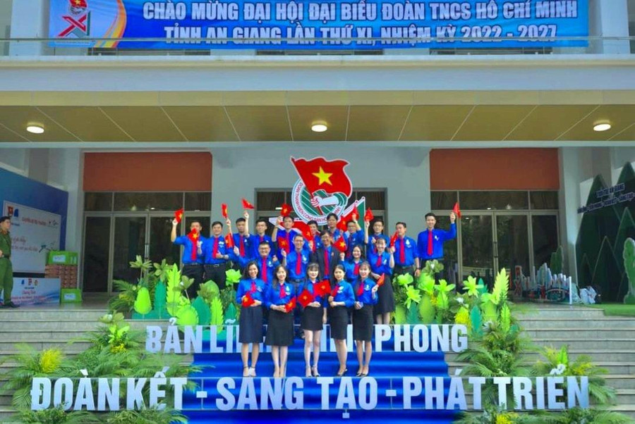 Các đại biểu tham dự Đại hội chụp ảnh lưu niệm.