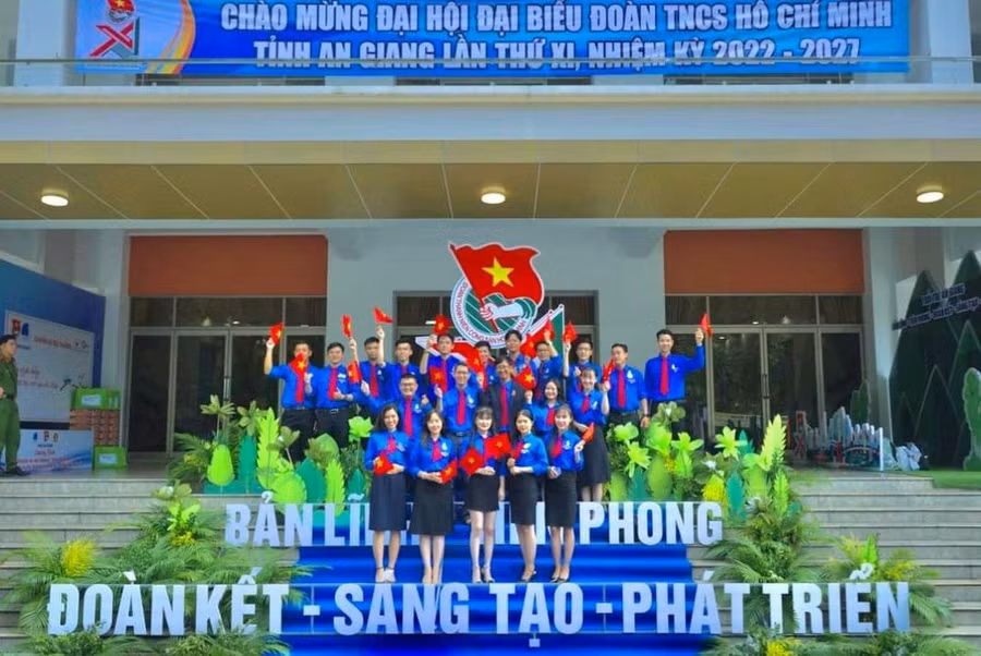 Các đại biểu tham dự Đại hội chụp ảnh lưu niệm.