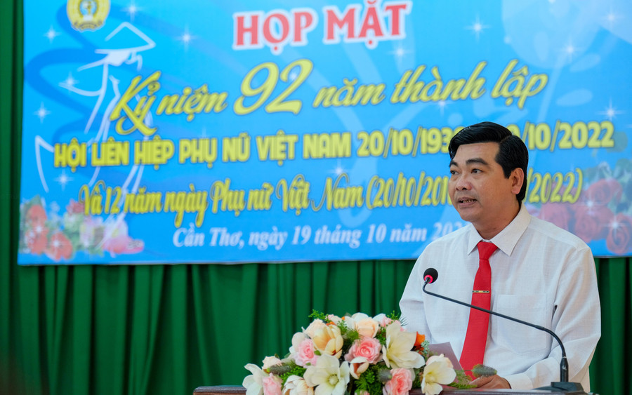 Ông Trần Thanh Bình, Giám đốc Sở GD&amp;ĐT phát biểu chào mừng kỷ niệm 92 năm ngày thành lập Hội Liên hiệp Phụ nữ Việt Nam và 12 năm ngày Phụ nữ Việt Nam.