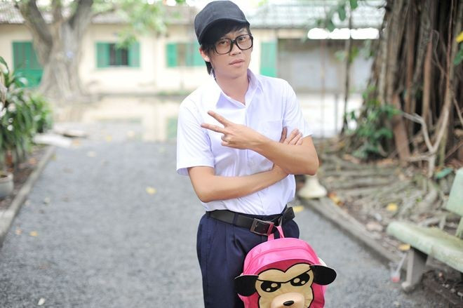 Khán giả thường quen thuộc với Hoài Linh ở mái tóc chấm vai bởi anh có khuôn mặt gầy, dài, tuy nhiên, khi tham gia trong bộ phim Đại náo học đường, anh bất ngờ thay đổi hình ảnh. Tóc ngắn, mái phủ và gọng kính Nobita giúp anh trẻ hơn rất nhiều so với phong cách cũ.