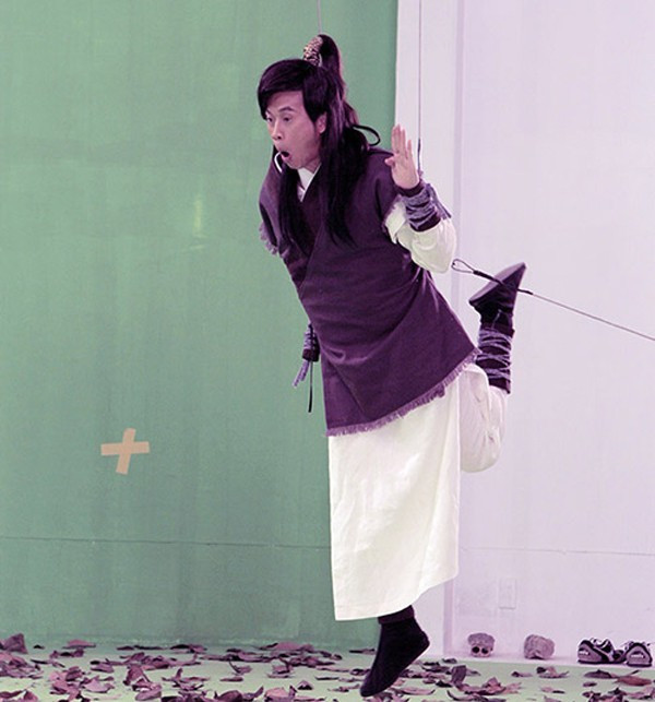 Trong phim Năm sau con lại về, Hoài Linh đảm vai Dương Quá trong tác phẩm Thần điêu đại hiệp cũng mang đến nhiều tiếng cười dành cho người xem.