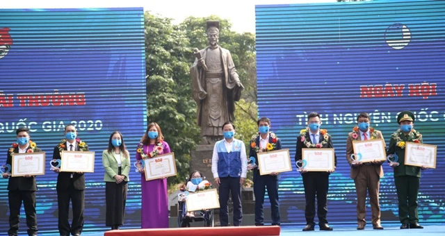 Đồng chí Nguyễn Anh Tuấn, Bí thư thứ nhất BCH Trung ương Đoàn TNCS Hồ Chí Minh trao giải thưởng tình nguyện quốc gia.