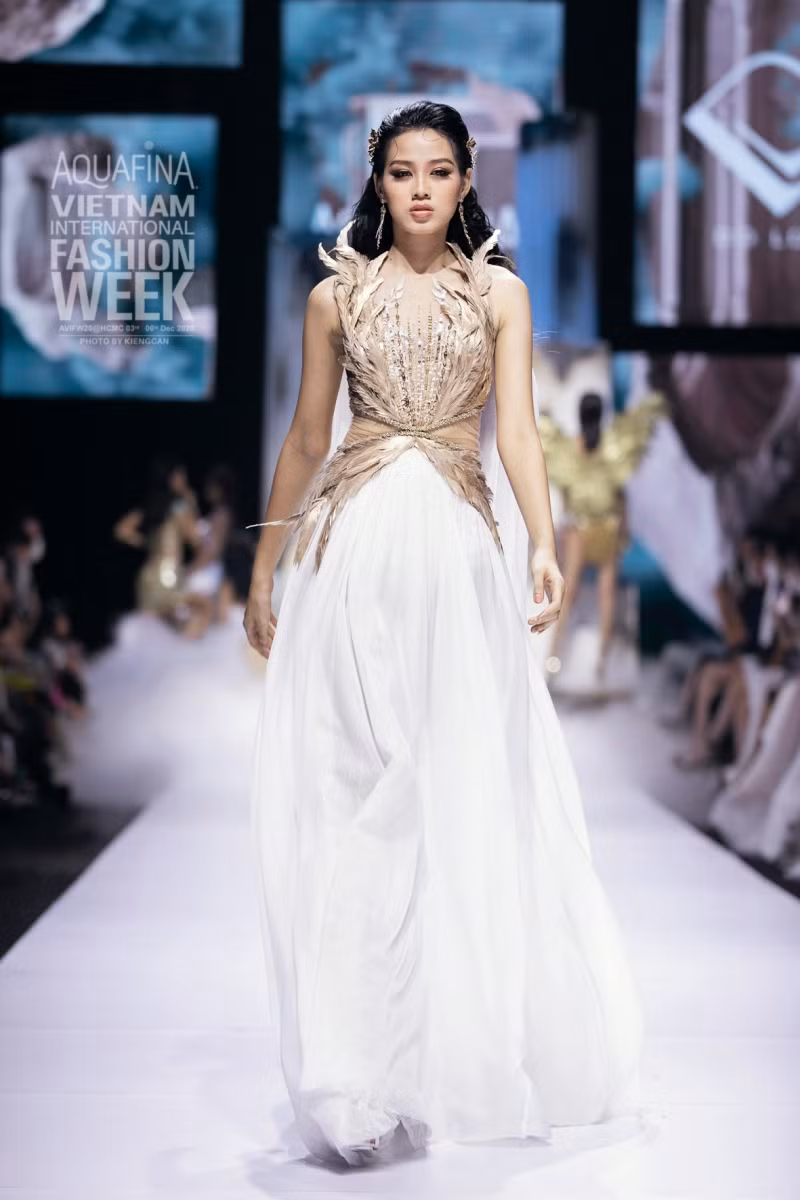 Hoa hậu Đỗ Hà trong tuần lễ thời trang.