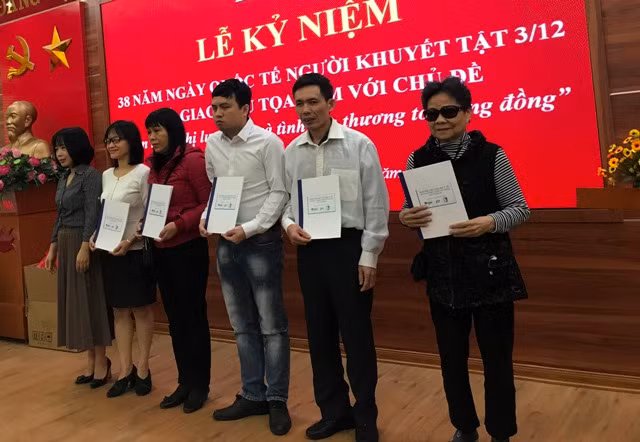 Các hội viên được tặng sách học chữ nổi