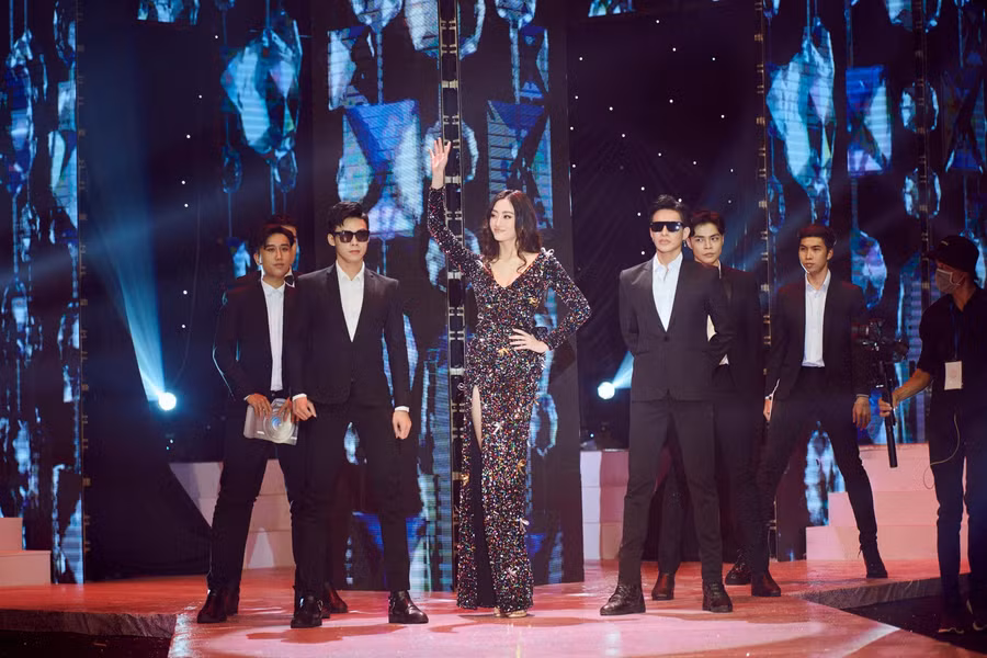 Hoa hậu Lương Thùy Linh khoe nhan sắc xinh như búp bê ảnh 3