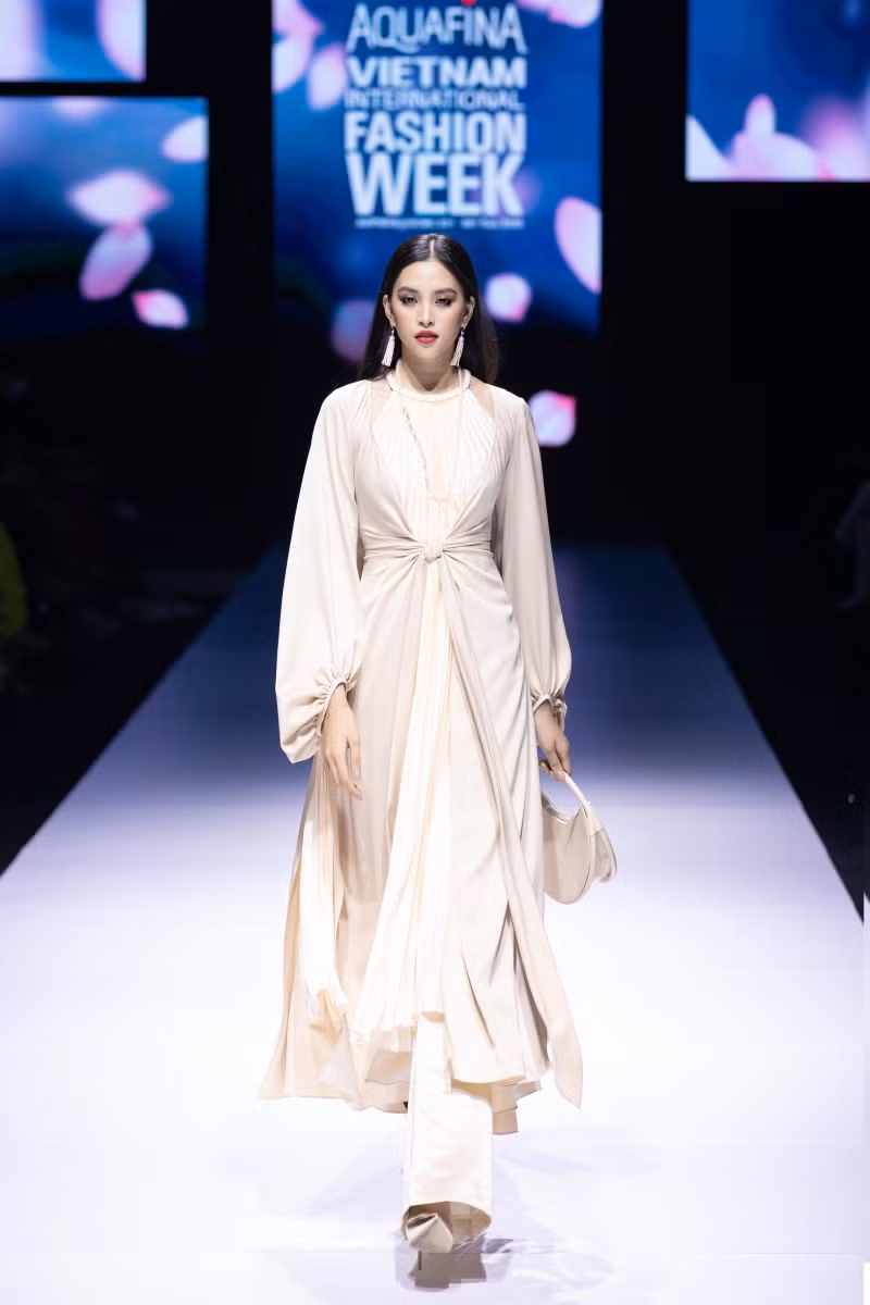 Hoa hậu Tiểu Vy thần thái sang chảnh.