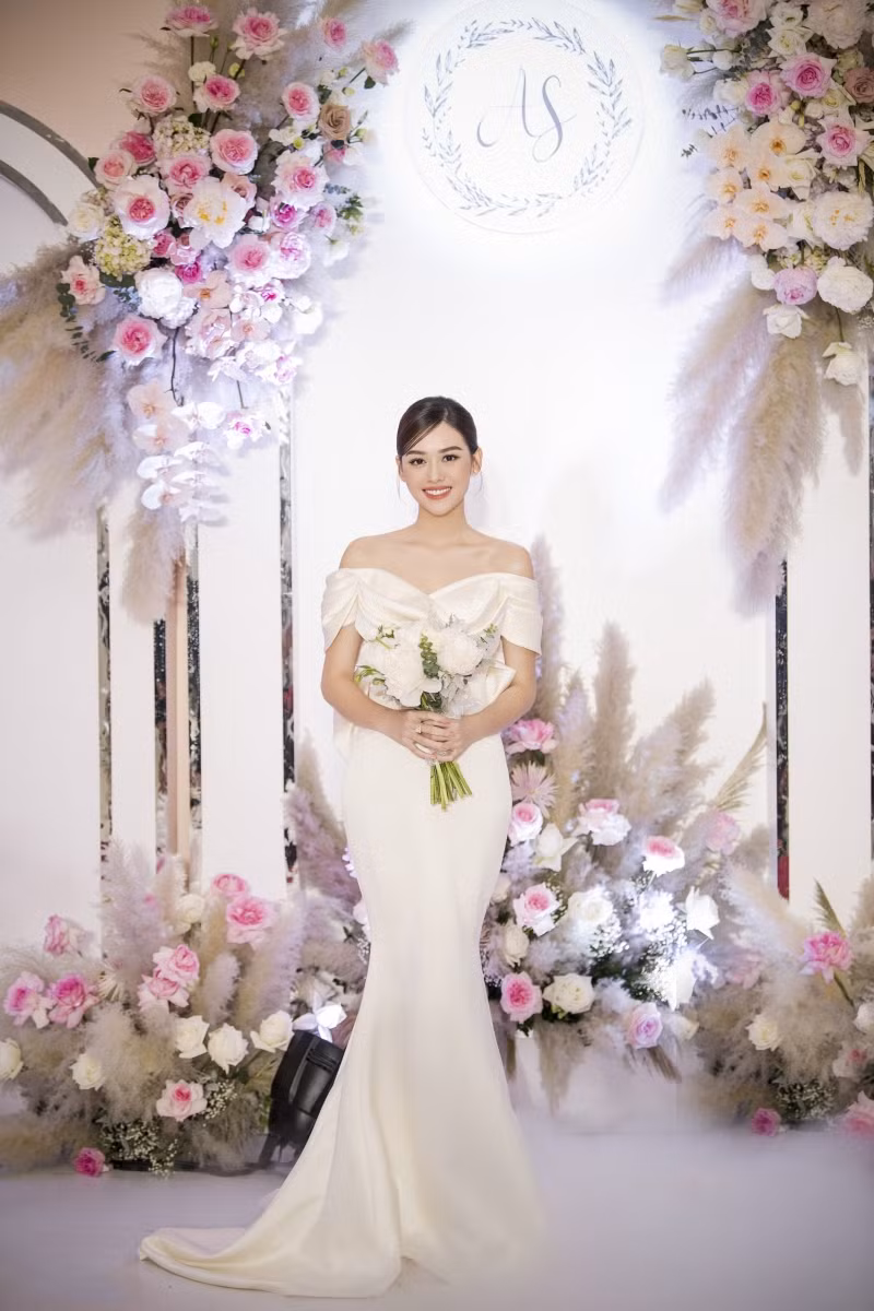 Tường San trong trang phục cưới lộng lẫy.