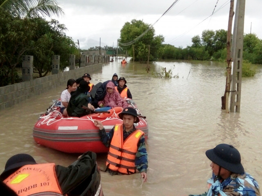 Lực lượng hải quân vùng 4 hỗ trợ người dân Cam Ranh