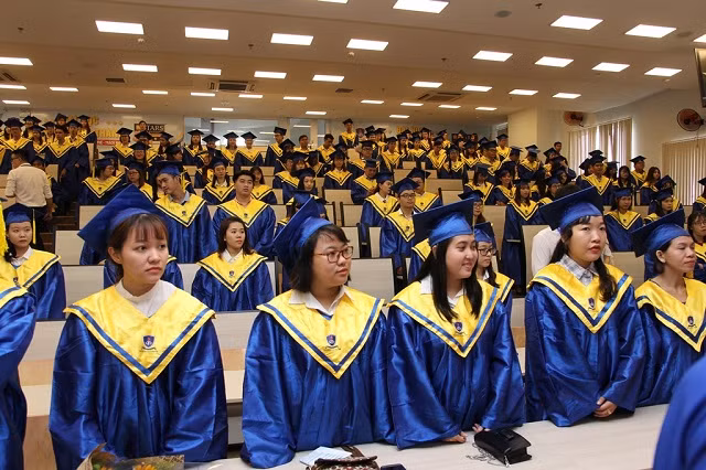 Sinh viên các hệ đào tạo liên thông, chính quy tại ngày vui tốt nghiệp.