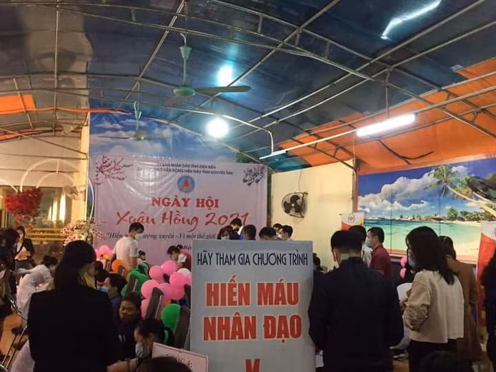 Hơn 300 người tham gia hiến máu