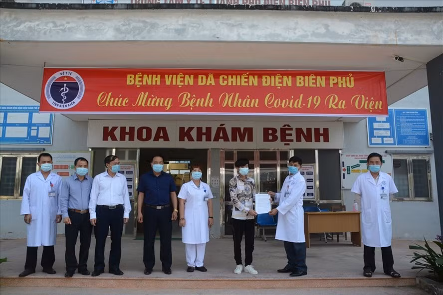 Sở Y tế tỉnh Điện Biên trao giấy chứng nhận khỏi bệnh cho bệnh nhân 1972