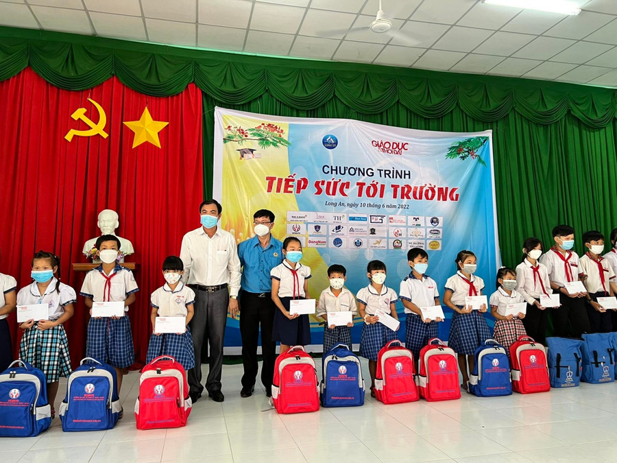 Ông Nguyễn Thanh Sang (Phó chủ tịch UBND huyện Mộc Hóa) và PGS.TS Tống Xuân Tám (đại diện Công đoàn Trường ĐH Sư phạm TPHCM) trao quà và học bổng cho các em học sinh. Ông Nguyễn Thanh Sang (Phó chủ tịch UBND huyện Mộc Hóa) và PGS.TS Tống Xuân Tám (đại diện Công đoàn Trường ĐH Sư phạm TPHCM) trao quà và học bổng cho các em học sinh.