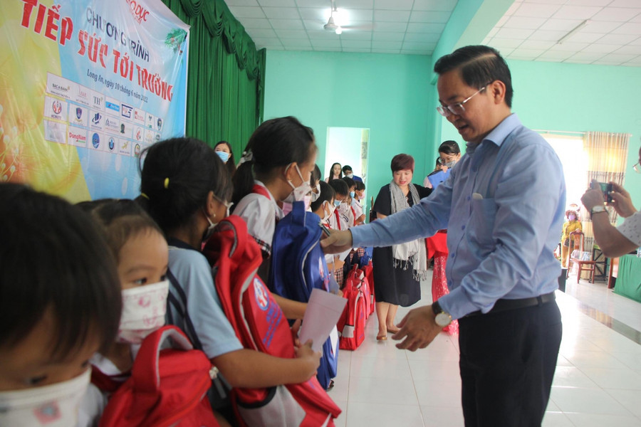 Ông Nguyễn Hồng Phúc - Phó giám đốc Sở GD&ĐT tỉnh Long An trao quà và học bổng cho học sinh. Ông Nguyễn Hồng Phúc - Phó giám đốc Sở GD&ĐT tỉnh Long An trao quà và học bổng cho học sinh.